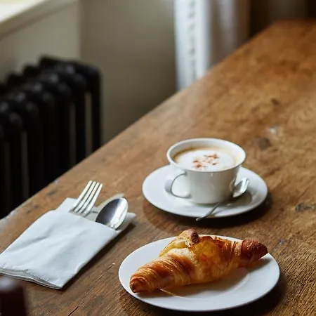 Victorian House Bed & Breakfast 4*