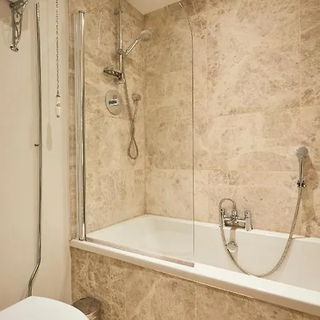 Victorian House Bed & Breakfast 4*
