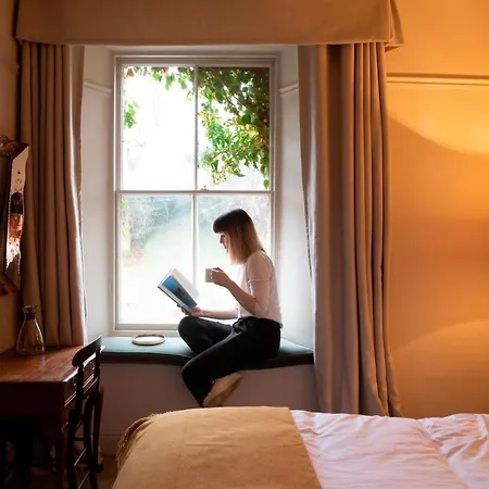 Victorian House Bed and Breakfast 4*